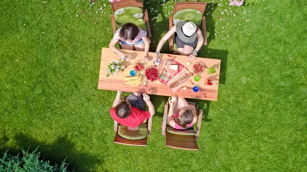 Aile Arkadaşlar Yaz Bahçe Partisinde Dışarıda Birlikte Yemek Yiyorlar Yukarıdan — Stok fotoğraf
