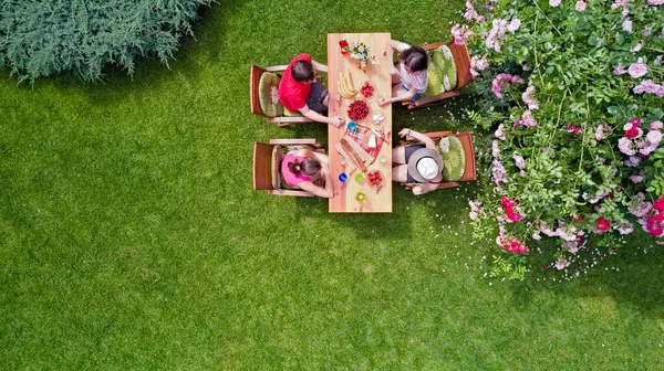 Familie Vrienden Die Samen Buiten Eten Zomertuinfeest Luchtfoto Van Tafel — Stockfoto