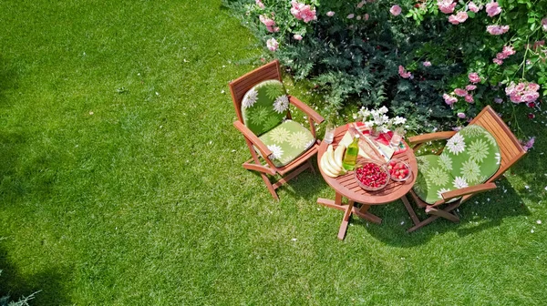 Table Décorée Avec Pain Des Fraises Des Fruits Dans Une — Photo