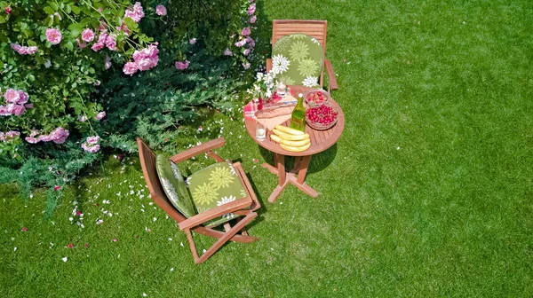 Mesa Decorada Com Pão Morango Frutas Belo Jardim Rosas Verão — Fotografia de Stock