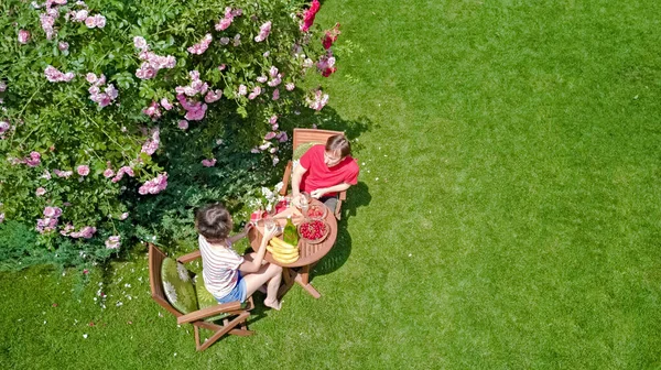 Jeune Couple Dégustant Nourriture Des Boissons Dans Beau Jardin Roses — Photo