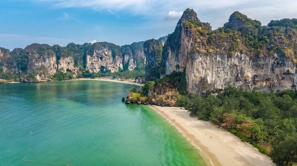 태국의 Railay Krabi 지방의 조류의 바위와 야자나무가 에서부터 안다만 안다만 — 스톡 사진