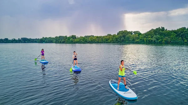 Aktive Familie Auf Sups Stehpaddelbrettern Flusswasser Sommer Familiensport Luftaufnahme Von — Stockfoto