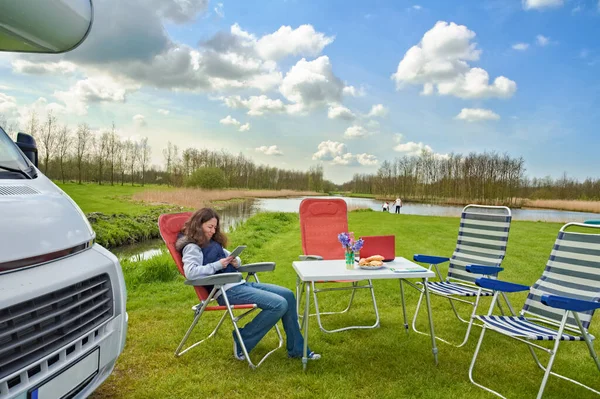 Vacaciones Familiares Viajes Autocaravana Con Niños Madre Feliz Con Los — Foto de Stock