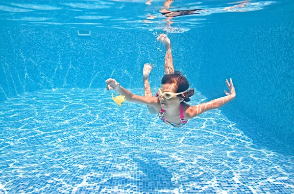 Kind Schwimmt Unter Wasser Schwimmbad Kleines Aktives Mädchen Taucht Und — Stockfoto