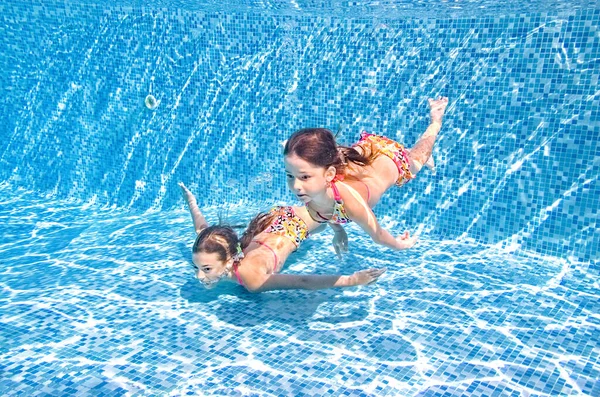 Children Swim Swimming Pool Underwater Little Active Girls Have Fun — Stock Photo, Image