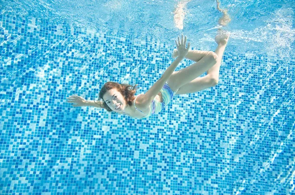 Ребенок Плавает Водой Бассейне Маленькая Активная Девушка Ныряет Веселится Водой — стоковое фото