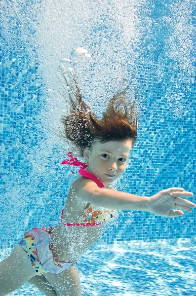 Criança Nada Piscina Subaquática Menina Salta Mergulha Diverte Debaixo Água — Fotografia de Stock