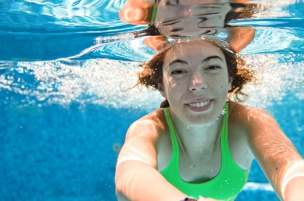 Criança Nada Debaixo Água Piscina Feliz Ativa Adolescente Menina Mergulha — Fotografia de Stock