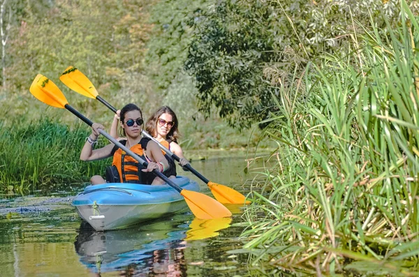 Familien Kajak Mutter Und Tochter Paddeln Kajak Auf Flusskanutour Mit — Stockfoto