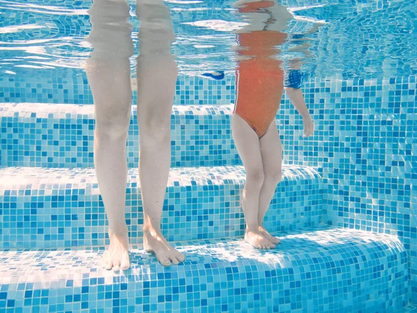 Mother Kid Swimming Pool Underwater Legs Woman Child Pool Water — Stock Photo, Image