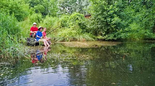 Família Feliz Amigos Pescando Juntos Livre Perto Lago Verão Vista — Fotografia de Stock