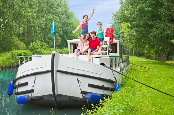 Férias Família Viagem Férias Verão Barco Barca Canal Crianças Felizes — Fotografia de Stock