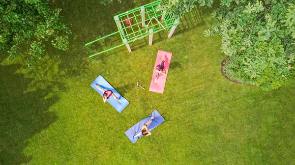 家庭健身和户外运动 一群活跃的女孩在公园里做运动 空中俯瞰 — 图库照片