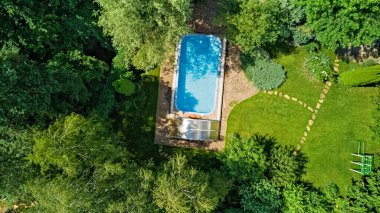 Güzel bahçe havuzu manzaralı havuz.