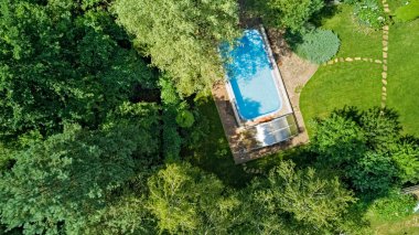 Güzel bahçe havuzu manzaralı havuz.