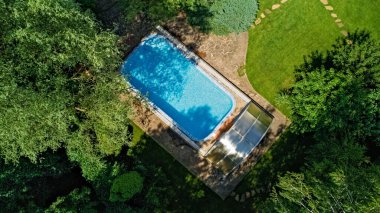 Güzel bahçe havuzu manzaralı havuz.