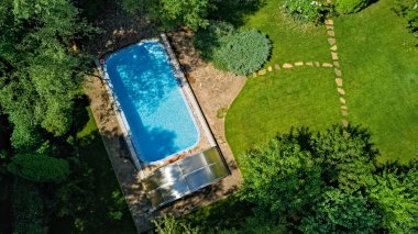 Güzel bahçe havuzu manzaralı havuz.