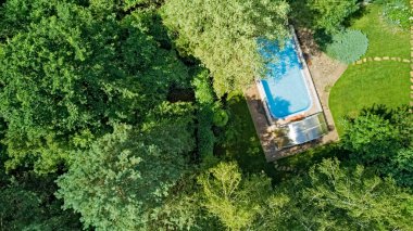 Güzel bahçe havuzu manzaralı havuz.