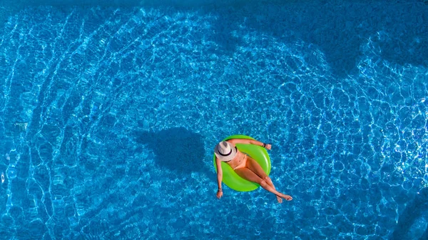 Женщина Шляпе Бассейне Воздушным Видом Сверху Девушка Бикини Расслабляется Плавает — стоковое фото