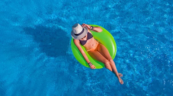 Belle Femme Chapeau Dans Piscine Vue Aérienne Haut Jeune Fille — Photo