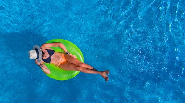 Havuz Manzaralı Şapkalı Güzel Bir Kadın Bikinili Genç Bir Kız — Stok fotoğraf