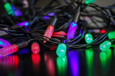 Koyu bir arka planda parlak, renkli ışıklar. Zarif, şenlikli bir dekorasyon. Sanatsal resepsiyon bozulması.