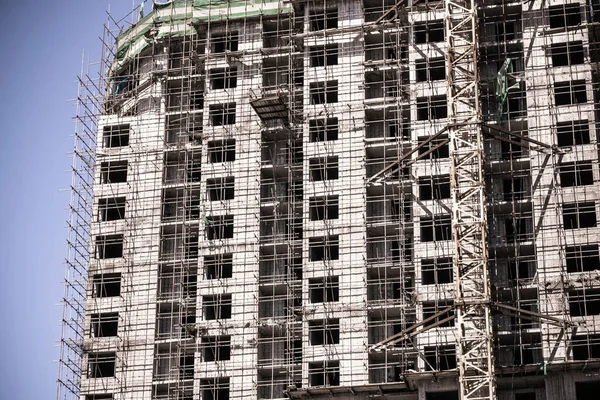 Egy Épület Egy Felhőkarcoló Állványzatban Biztonságos Kivitelezés Biztonsági Óvintézkedések Betartása — Stock Fotó