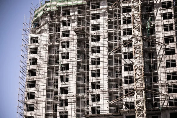 New Building Skyscraper Scaffolding Safe Construction Observance Safety Precautions Muted — Stock Photo, Image