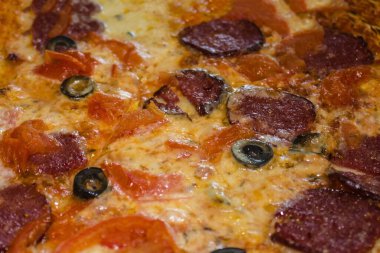 Pizzanın yüzeyi eritilmiş peynirle kaplı. Basit lezzetli yemekler, geleneksel tarifler. Kenarları bulanık..