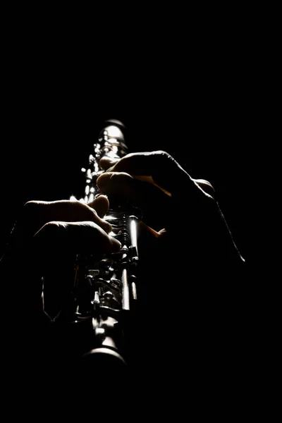オーボエ木管楽器 黒に分離されたクラシック音楽オーケストラ演奏の手 — ストック写真