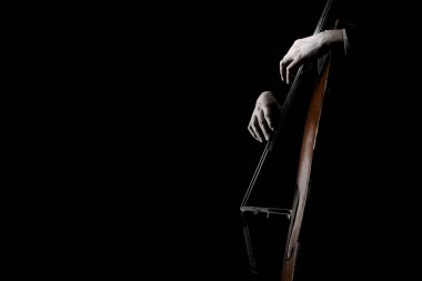 Kontrbas strungs. Kontrbas siyah izole. Müzik aleti closeup oynayan eller