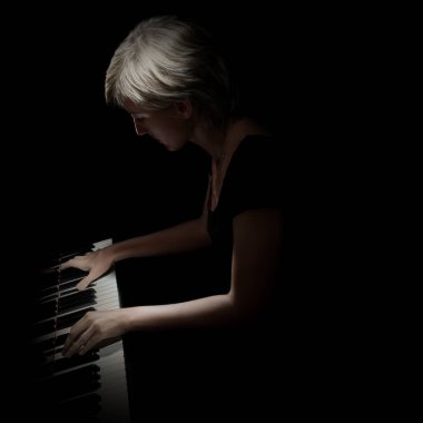 Piyano çalar. Piyanist konser oyun. Piyano konseri. Siyah izole klasik müzisyen