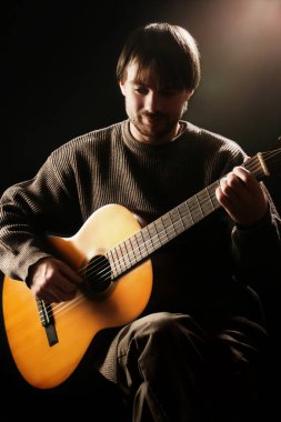 Akustik gitar çalan. Klasik gitarist gitar İspanyol closeup oynarken