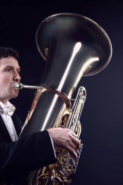 Tuba oyuncu pirinç alet. Klasik müzisyen orkestra Bas Tuba korna çalmaya