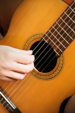 Akustik gitar çalan. Closeup klasik gitarist elinde müzik aleti