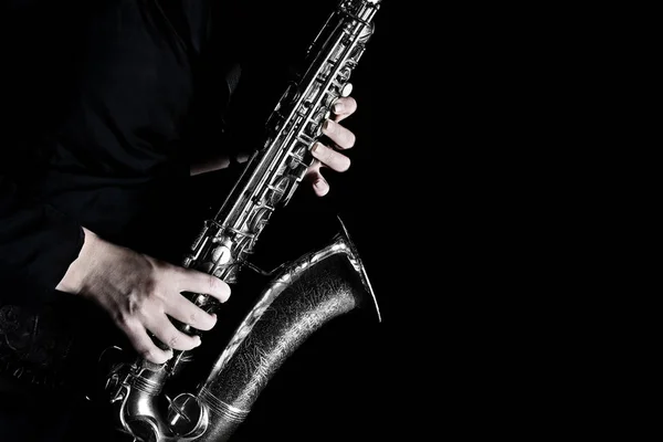 萨克斯球员 萨克斯管吹奏者演奏爵士音乐 萨克斯球员手与音乐仪器特写 — 图库照片