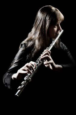 İzole flüt çalar. Flütçü oynarken müzik enstrüman flüt. Klasik müzisyen