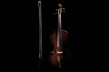 Keman orkestrası müzik aleti. Klasik müzik aletleri. Siyah arka plan üzerine izole keman