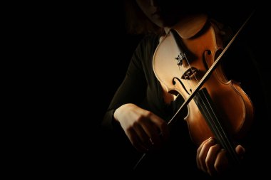 Keman çalar. Keman orkestrası müzik aleti closeup oynarken kemancı eller