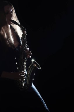Saksafon çalar. SAX oyuncunun oynadığı caz müzisyeni saksofoncu kadın