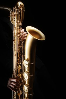 Saksafon çalar saksofoncu oynarken caz müzik enstrümanı. Bariton saksafon çalar