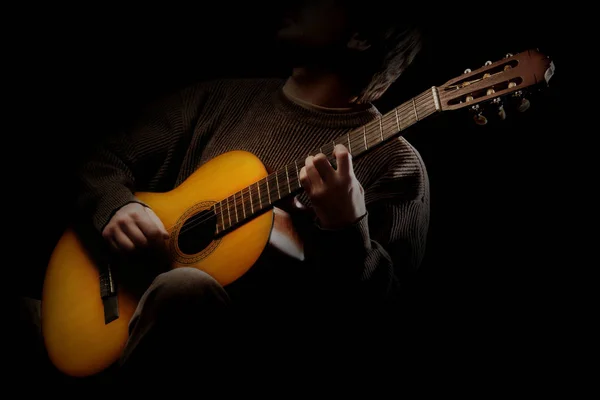 アコースティック ギター プレーヤー 古典的なギタリストの分離されたスペイン ギター クローズ アップ手を再生 — ストック写真