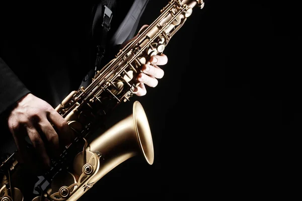 Saksafon çalar. Saksofoncu oynarken caz müzik enstrümanı. SAX oyuncu eller
