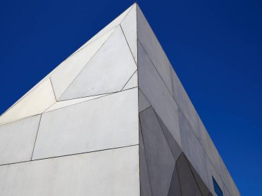 Düz çizgiler halinde modern soyut mimari mavi gökyüzü arkaplanı