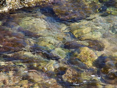 Açık mavi deniz okyanus su kayalar büyük yaz tatil doğa arka plan görüntüsü üzerinde