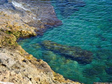 Büyük kayaların açık derin mavi deniz okyanus Costa Blanca İspanya yaz tatil doğa arka plan görüntüsü