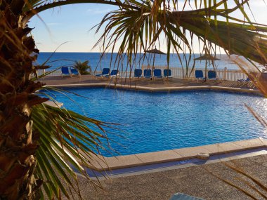 Lüks bir tatil tropikal deniz okyanus üzerinde harika manzaralı yüzme havuzunda