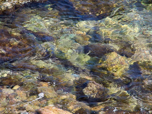 Helderblauwe Zee Oceaanwater Rotsen Achtergrondafbeelding Van Aard Van Vakantie Van — Stockfoto