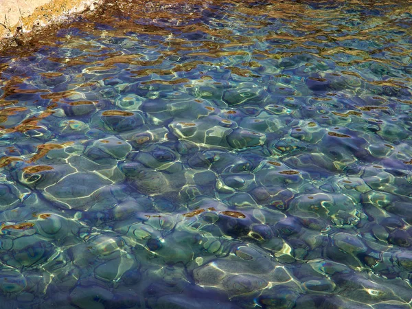 Helderblauwe Zee Oceaanwater Rotsen Achtergrondafbeelding Van Aard Van Vakantie Van — Stockfoto